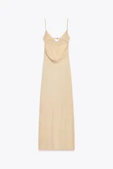 Vestido largo color beige de tejido de punto, con escote drapeado y tirantes finos ajustables. Espalda descubierta con escote drapeado y tira con gancho metálico.