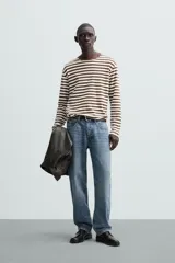 Remera de manga larga a rayas horizontales marrones y blancas, de corte recto y cuello redondo.