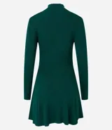 Vestido de punto blanco, manga larga, con cuello alto y corte evasé.