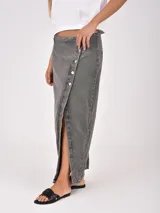 Falda larga de denim color celeste claro, de corte recto, con abertura frontal abotonada.