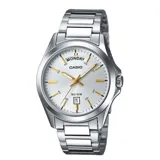 Reloj Casio plateado con pulsera de acero inoxidable, esfera plateada, agujas y marcadores dorados, indicador de día de la semana y fecha.