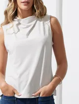 Blusa sin mangas de seda fría color beige, marca Tahari, con cuello volcado.