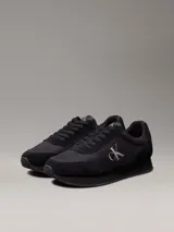 Zapatillas urbanas Calvin Klein, estilo retro runner, color negro con logo CK en el lateral.