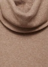Camiseta gris de punto de canalé con cuello alto y manga larga.