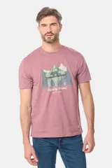 Remera gris de manga corta con cuello redondo y estampado de paisaje de montaña con osos y pinos. Incluye el texto "legacy brand get elevated".