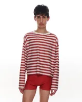 Remera manga larga de viscosa con estampado de rayas horizontales rojas y blancas. Tiene corte a la altura de la cadera y cuello con puño de algodón.