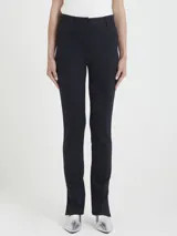 Pantalón de vestir azul marino con raya diplomática fina, corte recto y pinzas frontales. Presenta costuras marcadas en el frente de las piernas y aberturas sutiles en el ruedo inferior.