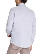 Camisa de manga larga celeste claro con cuello italiano y logo bordado en el pecho.