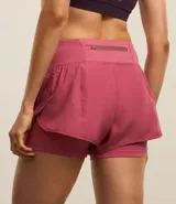Bermuda deportiva de microfibra color blanco, corte runner con cintura elástica y forro interno.