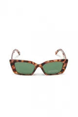 Lentes de sol negros con forma cat-eye y lentes con degradé de negro a gris.