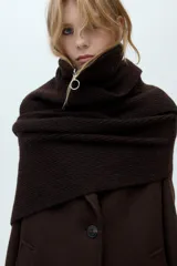 Bufanda larga combinada color beige confeccionada en mezcla de tejidos y lana con cuello subido y cremallera metálica.