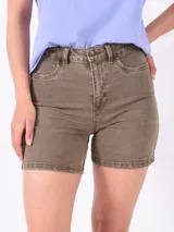 Short de jean color verde musgo, tiro alto, con bolsillos delanteros y traseros.