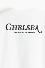 Remera blanca de algodón con cuello redondo y mangas cortas. Estampado frontal con la palabra "London" en letras negras con diseño ornamentado.