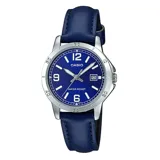 Reloj Casio analógico con caja plateada, esfera azul con números arábigos y correa de cuero azul.