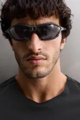 Camiseta deportiva negra de tejido técnico ligero con perforaciones, cuello redondo y manga corta.