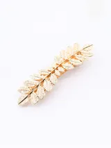 Broche para el pelo dorado con forma de hojas.
