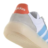 Championes urbanos Adidas Barreda Decode, color blanco con detalles celestes y suela color caramelo.