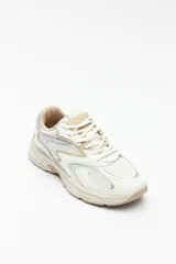 Zapatillas urbanas blancas con detalles plateados, de caña baja y cordones.