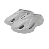 Sandalias tipo zueco cerradas, color negro, con diseño futurista y texturizado, y orificios de ventilación laterales. La suela es gruesa y ergonómica.