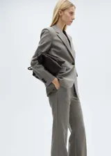 Pantalón de vestir gris de corte recto y bota acampanada.