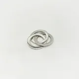Dije de plata 925 con tres anillos entrelazados.