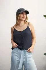 Musculosa color verde oliva con escote en V y botones dorados en el frente. Presenta un tejido con textura arrugada.