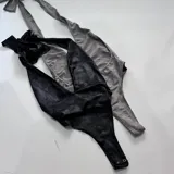 Body negro con escote halter profundo y espalda descubierta.