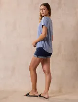 Remera color durazno con textura y espalda con aplique de botones.