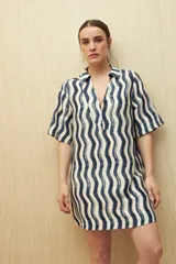 Vestido corto con estampado de rayas onduladas en blanco y azul, cuello tipo solapa y escote en V.