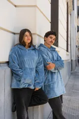 Canguro celeste unisex de felpa con capucha y bolsillo delantero. Se puede usar largo o corto ajustando el cordón.