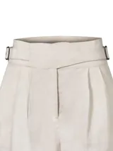 Short de tiro alto color crudo, confeccionado en lino orgánico, con cierre cruzado, hebillas en los costados, bolsillos y pinzas.