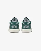 Championes Nike Air Jordan 1 Low SE, color blanco y verde, con detalles en blanco en los cordones y el logo de Nike.
