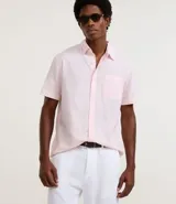 Camisa de hombre de manga corta color arena, confeccionada en lino y algodón. Tiene cuello camisero, corte clásico, cierre frontal con botones, un bolsillo en el pecho y ruedo recto.