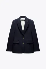 Blazer negra entallada con cuello solapa, manga larga con hombreras, bolsillos delanteros con solapa y cierre frontal con botones dorados.