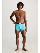 Pack de tres bóxer Calvin Klein de algodón elástico, con cinturilla elástica con logo repetido. Incluye un bóxer celeste liso, uno gris liso y uno negro con estampado de logos en celeste.