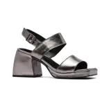 Sandalias de cuero negro con plataforma y taco bloque alto. Tiras anchas cruzadas sobre el empeine y tira con hebilla al tobillo.