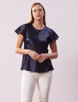 Blusa azul marino de satén, marca Alex & Lili. Manga corta amplia con volados. Corte en bajo busto. Espalda con abertura ojal y botón.