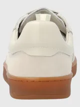 Zapatillas deportivas de cuero y descarne color verde oliva, con cordones y suela marrón de goma.