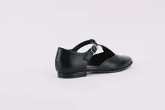 Zapato flat color ladrillo, con corte en forma de T y hebilla lateral.