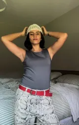 Body gris de satén sin mangas.