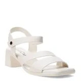 Sandalia de mujer color beige con tiras anchas y taco cuadrado bajo.