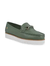 Mocasín verde con suela blanca y detalle de hebilla dorada.