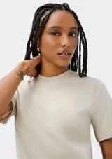 Camiseta básica de manga corta, color marrón, con cuello redondo.