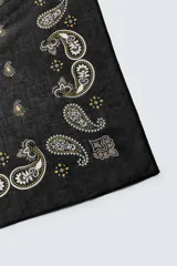Bandana negra de algodón con estampado de cachemir en tonos dorados y blancos.