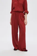 Pantalón negro ancho de viscosa con bolsillos laterales y cintura alta con cordón ajustable.