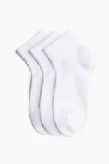 Pack de tres pares de medias deportivas blancas de corte tobillero, confeccionadas en tejido funcional DryMove™ que absorbe la humedad.