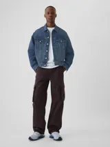 Campera de jean azul con cuello clásico, cierre frontal con botones metálicos y bolsillos con solapa en el pecho.