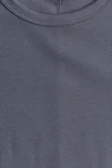 Remera entallada de manga larga con cuello redondo, color gris azulado.