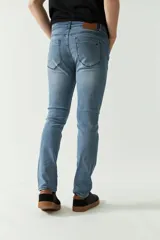 Jean clásico de hombre, de calce regular, con logo bordado, grifa de cuero y pasa cintos.