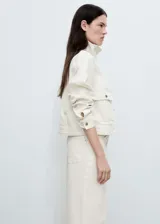 Pantalón de jean color crudo, de corte wideleg, tiro medio, con trabillas, cierre frontal con cremallera y botón, cuatro bolsillos y cinturón con hebilla.
